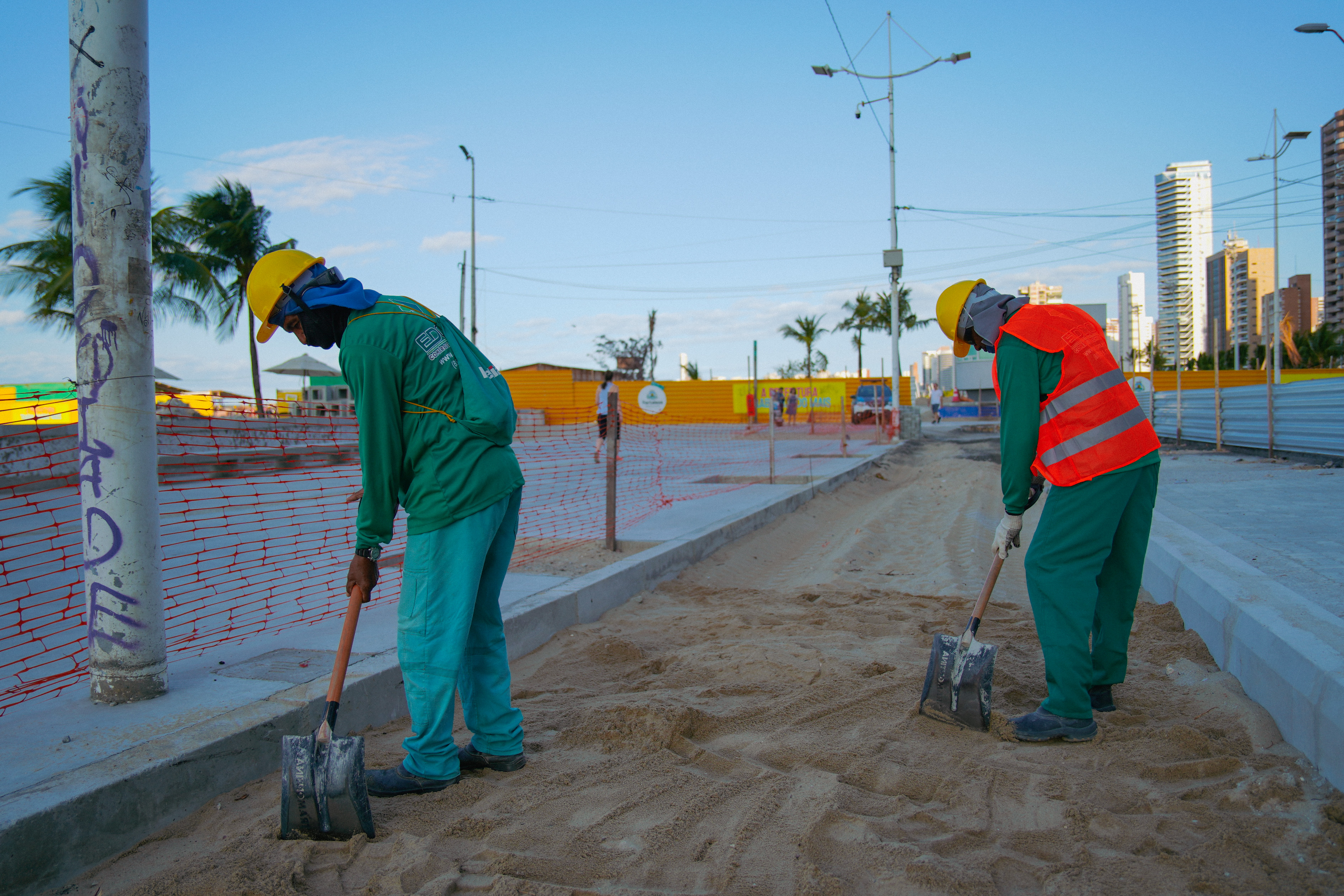 operários no calçadão da praia de iracema